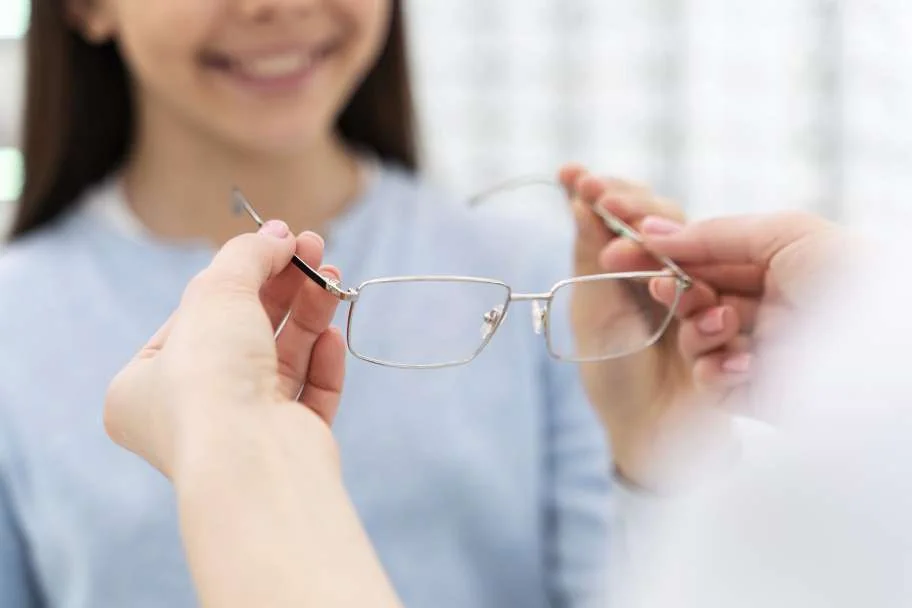 Khách hàng đeo thử kính tại cửa hàng