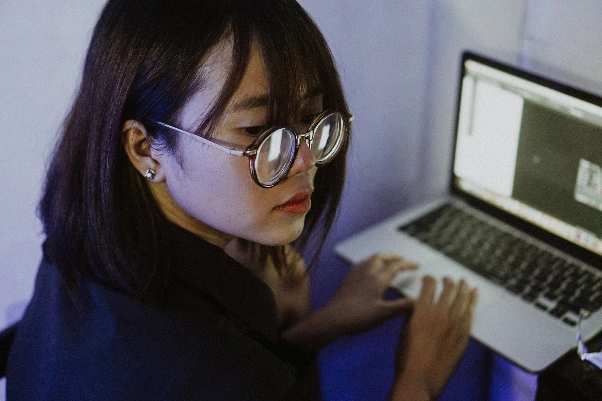 Người phụ nữ làm việc trước màn hình laptop