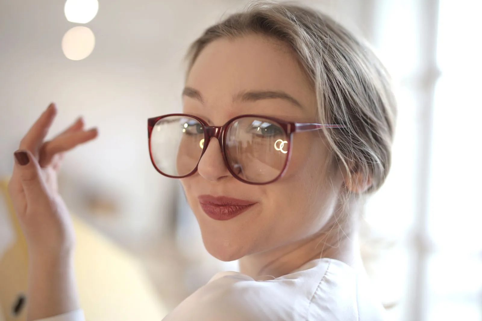 Cô gái đeo kính gọng to, mỉm cười